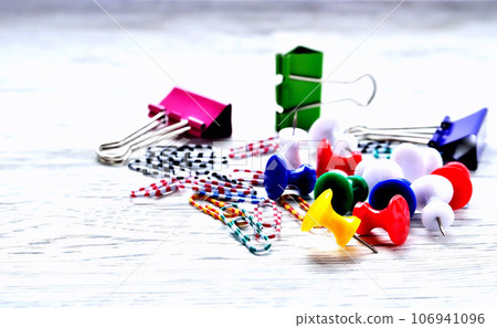 Paper clips paper clips on a gray non-uniform background Paper clips paper clips on a gray non-uniform background 106941096