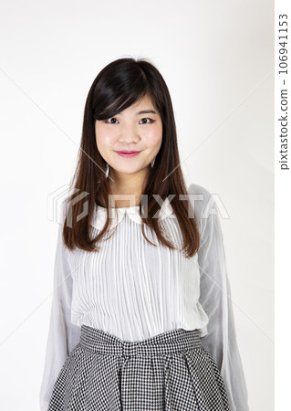 站在白色背景前的女人 106941153