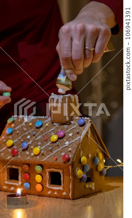 christmas decoration ginger bread house and fir tree 106941391