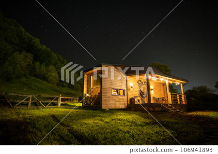 Tiny barnhouse in the night 106941893