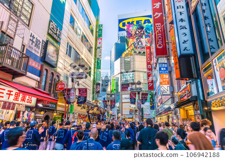 Japan's Tokyo Cityscape ``Konno Hachimangu Shrine Festival'' held in Shibuya for the first time in 4 years. Mikoshi appears in Shibuya Center Gai = September 17th Japan's Tokyo Cityscape ``Konno Hachimangu Shrine Festival'' held in Shibuya for the first time in 4 years. Mikoshi appears in Shibuya Center Gai = September 17th 106942188