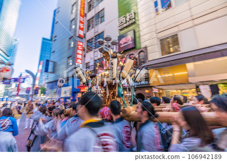 日本東京城市景觀“紺野八幡宮祭”時隔四年在澀谷舉行。神轎出現在澀谷中心街 = 9 月 17 日 106942189