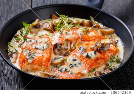 salmon fillet with creamy blue mold cheese sauce salmon fillet with creamy blue mold cheese sauce 106942369