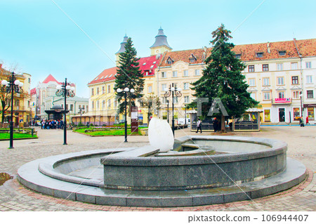 fountain-egg in the center of Ivano-Frankivsk 106944407