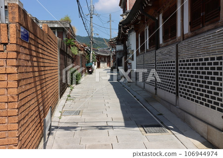 韓國首爾北村韓屋村後巷的老建築 韓國首爾北村韓屋村後巷的老建築 106944974