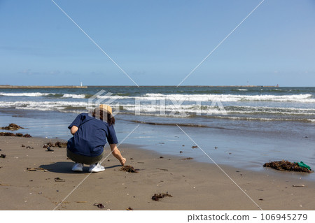 大洗陽光海灘:沙灘上玩耍的女人 大洗陽光海灘:沙灘上玩耍的女人 106945279