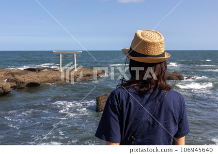 大洗海岸,望著上磯鳥居的女人 大洗海岸,望著上磯鳥居的女人 106945640