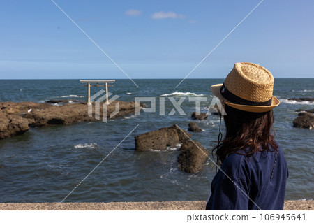 Oarai Coast, woman looking at the torii gate of Kamiiso Oarai Coast, woman looking at the torii gate of Kamiiso 106945641