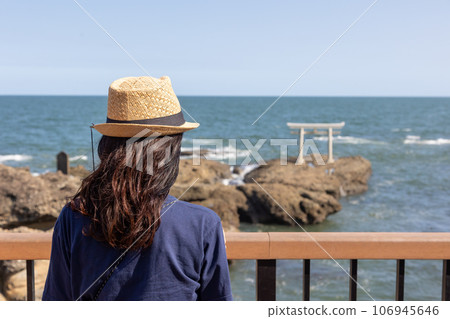 大洗海岸，望著上磯鳥居的女人 106945646