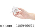 一隻手拿著弄皺的紙的圖像 106946051