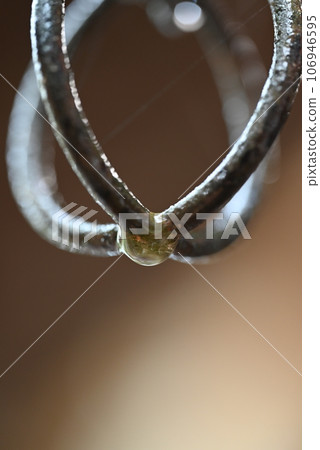 Chain gutter imitating ripples 106946595