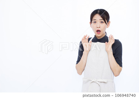 一位 30 多歲的家庭主婦在白色背景前看起來很驚訝 一位 30 多歲的家庭主婦在白色背景前看起來很驚訝 106948740