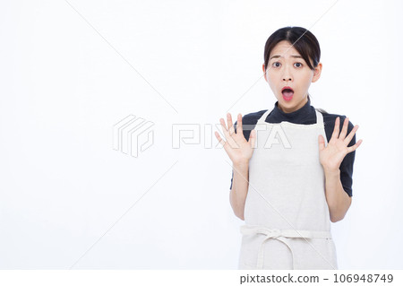 一位 30 多歲的家庭主婦在白色背景前看起來很驚訝 一位 30 多歲的家庭主婦在白色背景前看起來很驚訝 106948749