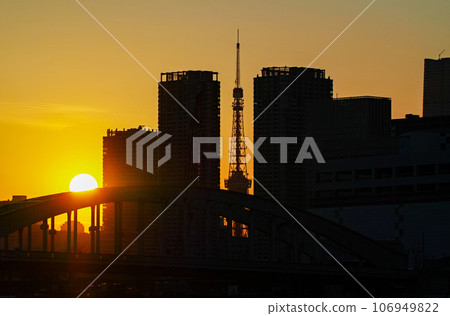 Tokyo/ Sunset seen over Tokyo Tower between Kachidoki Bridge and the building (evening view) 106949822