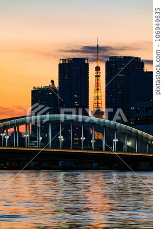 Tokyo/ Sunset seen over Tokyo Tower between Kachidoki Bridge and the building (evening view) Tokyo/ Sunset seen over Tokyo Tower between Kachidoki Bridge and the building (evening view) 106949835