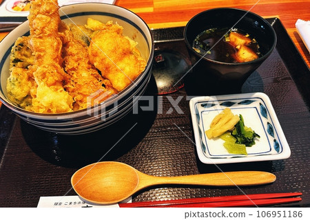 Tendon and wooden spoon on a plate Tendon and wooden spoon on a plate 106951186