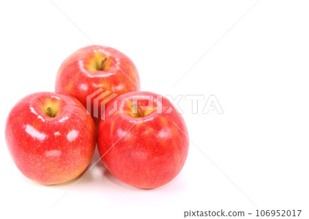 3 個紅蘋果 Jonagold 明亮的背景 106952017