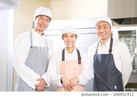 烹飪人員微笑著看著你 106952411