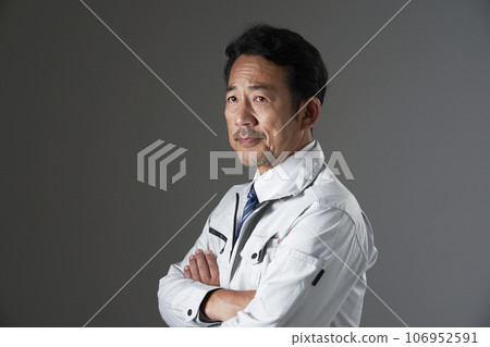 一名工人的肖像，黑色背景 106952591