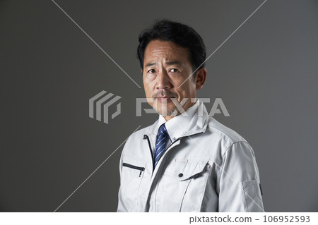 一名工人的肖像，黑色背景，看著相機 106952593