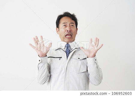 驚訝的工人白色背景 106952603