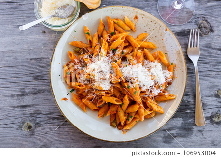 Large plate of hirten makkaroni 106953004