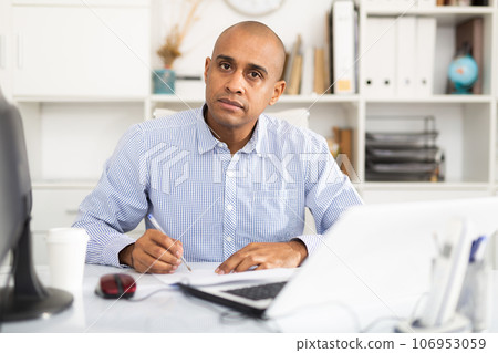 Professional business man using laptop at workplace 106953059