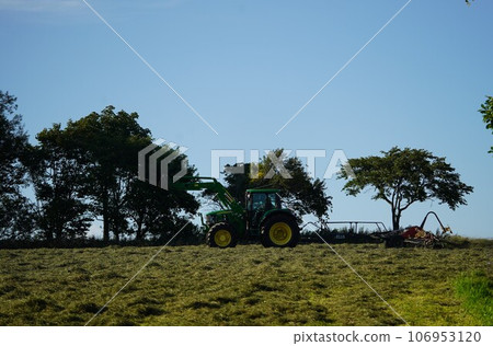 北海道的夏日風景-牧場工作 106953120