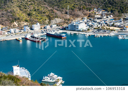 [Setonaikai National Park] Hinase Ekimae Port 2 seen from Minato no Mieru Oka Park on a clear winter day, Bizen City, Okayama Prefecture 106953318