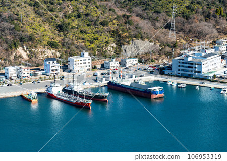 [Setonaikai National Park] Hinase Ekimae Port 3 seen from Minato no Mieru Oka Park on a clear winter day, Bizen City, Okayama Prefecture 106953319
