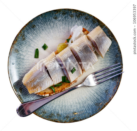 Sandwich with slices of salted herring fillet and pickled onions 106953397