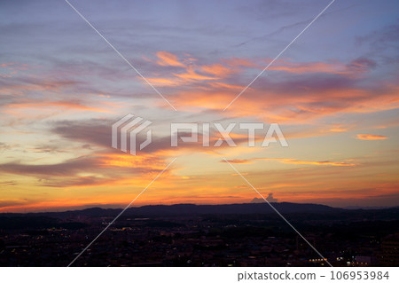 Autumn sunset from Kizugawa City to Osaka 106953984