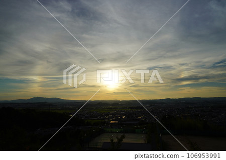 秋天的黃昏,兩邊都能看到太陽的幻日 秋天的黃昏,兩邊都能看到太陽的幻日 106953991