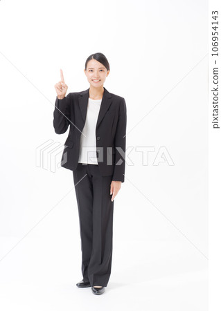 Full body portrait of business woman 106954143