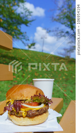 公園長椅和漢堡外賣等的圖像。 106954194