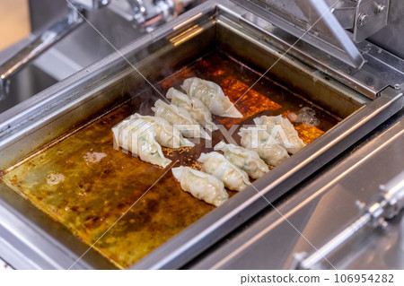Bake gyoza with a commercial gyoza machine Bake gyoza with a commercial gyoza machine 106954282