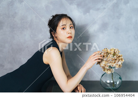 Women's fashion portrait 106954404