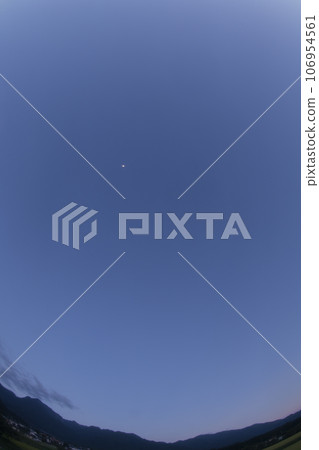 Hakushu-cho, Hokuto City, Ariake sky where the moon remains before the last quarter of 20.7 months Hakushu-cho, Hokuto City, Ariake sky where the moon remains before the last quarter of 20.7 months 106954561
