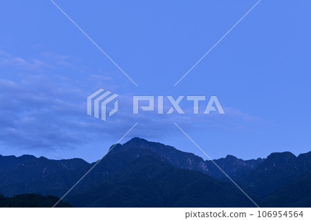 南阿爾卑斯山北斗市白州町 凱駒岳 黎明前的藍色時刻 106954564
