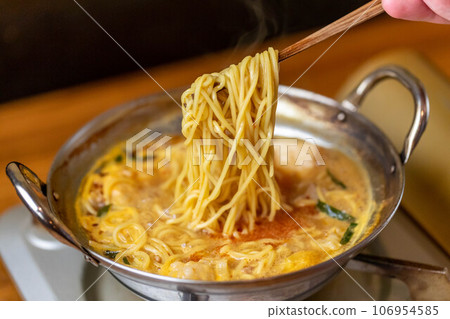 用筷子夾起麻辣台灣牛雜火鍋 106954585
