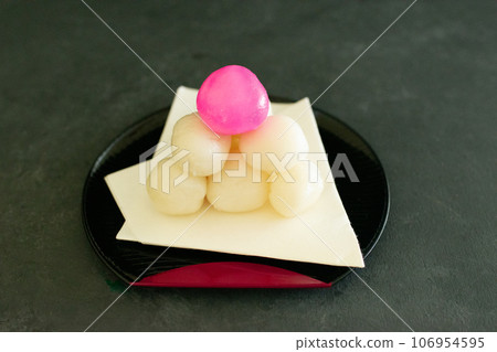 Sending dumplings and a black tray 106954595