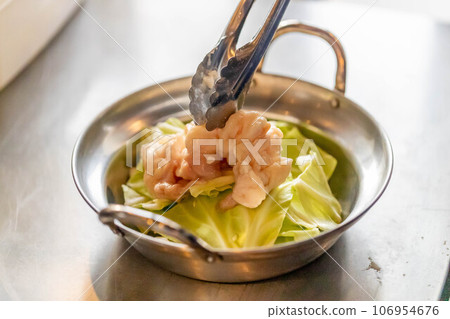 Making Taiwanese motsu nabe Making Taiwanese motsu nabe 106954676