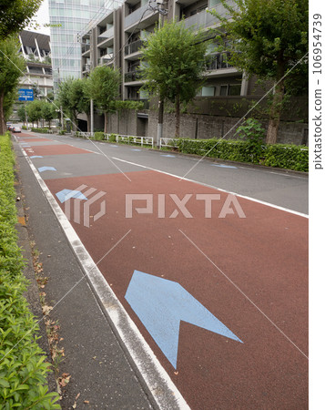 道路左端安裝自行車導航標誌(白色)和自行車導航線(藍色) 道路左端安裝自行車導航標誌(白色)和自行車導航線(藍色) 106954739