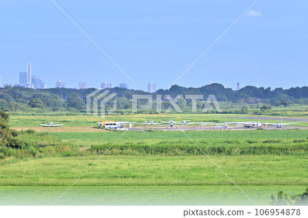從荒川上的太郎右衛門大橋眺望本田機場、大宮站和埼玉新都心，開車時拍攝 106954878