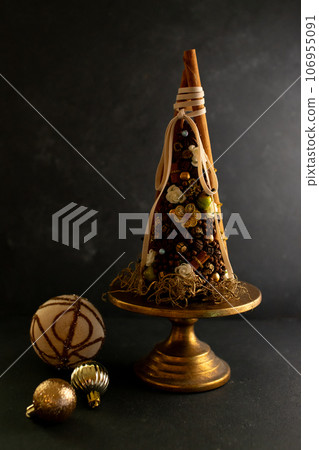 黑色背景上的聖誕裝飾品 106955091