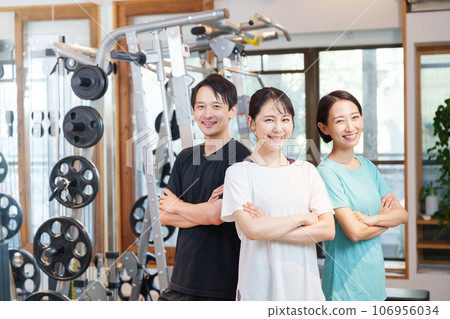 男人和女人在健身房鍛煉 106956034