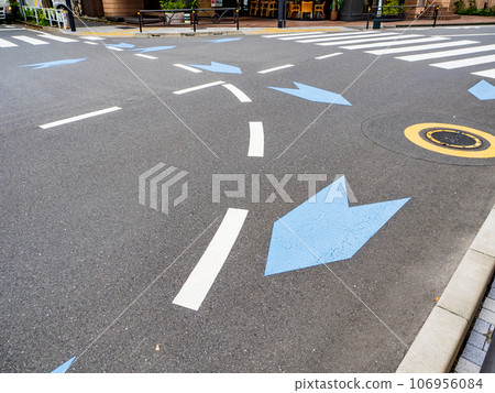 Bicycle navigation line (blue) installed inside the intersection 106956084