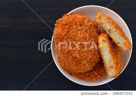 超市裡的土豆炸丸子很便宜 超市裡的土豆炸丸子很便宜 106957241