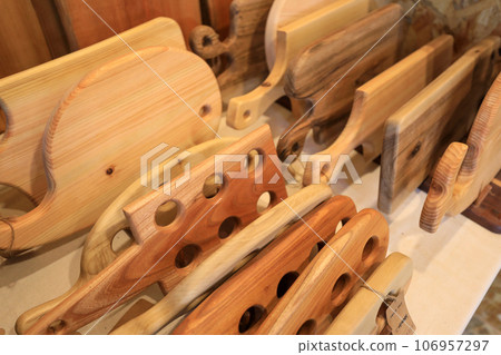 A cutting board is a kitchen utensil used when preparing food. 106957297