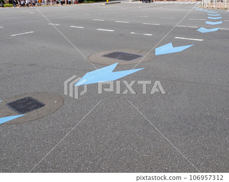 安裝在路口內的自行車導航線（藍色） 106957312